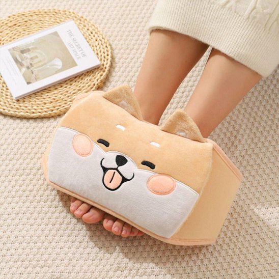 Pieds dans une bouillotte peluche ceinture motif chien 