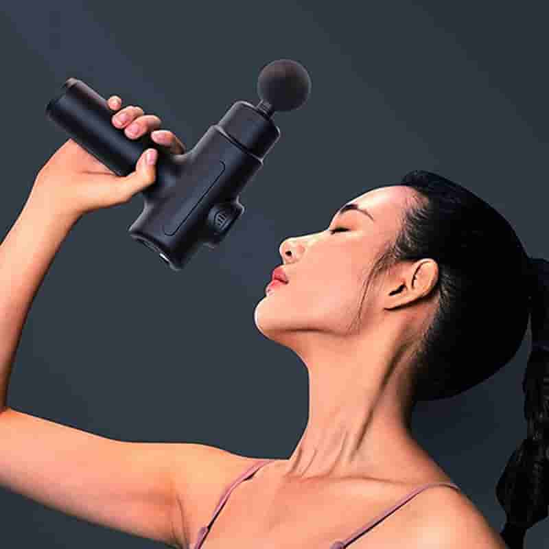 pistolet de massage Prorelax silencieux femme levant bras
