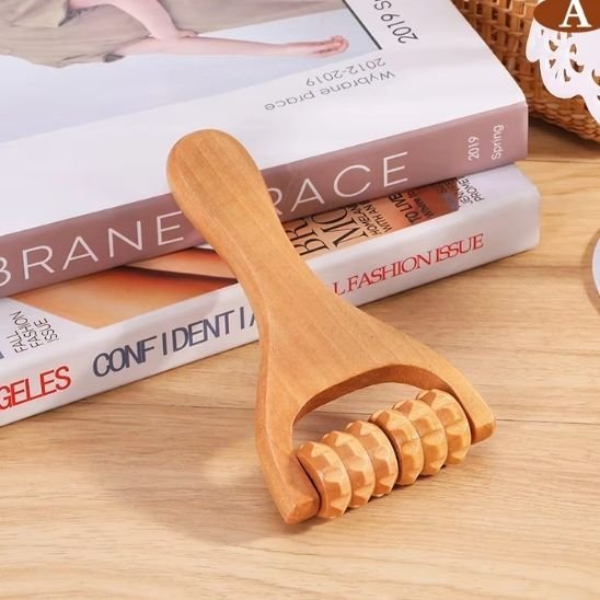 Masseur mini en bois posé sur table