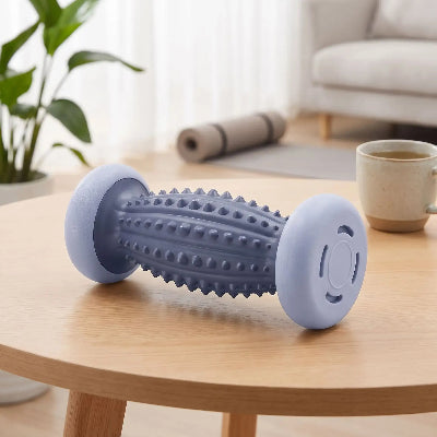 Rouleau de massage des pieds sur la table