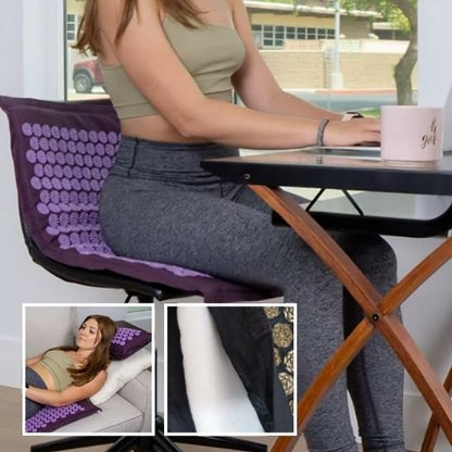 Femme assise sur tapis d'acupression Cocoon avec ordinateur