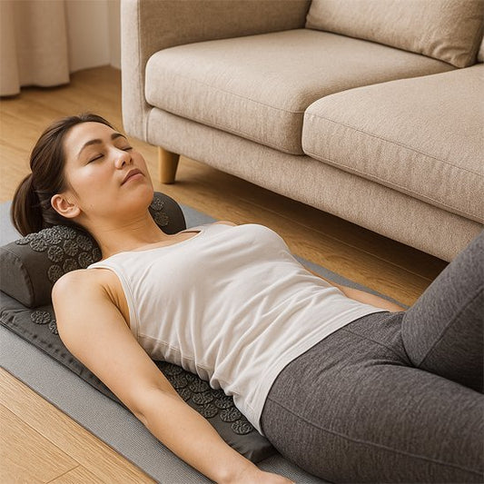 Tapis d'acupression détente femme allongée
