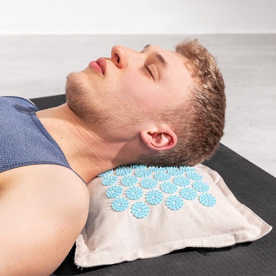 Tapis d'acupression relaxation naturelle homme avec coussin 